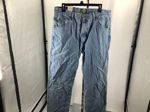 Men's Traditional Fit Jeans 36x34, Appears New - Lot 399