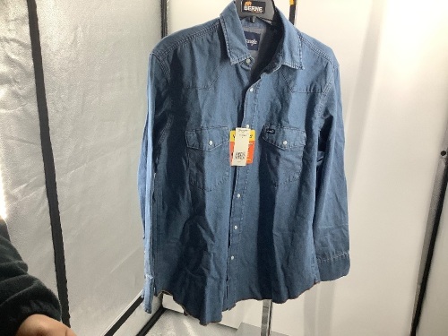 Wrangler Men's Button Up Shirt, Large, Appears New - Lot 405