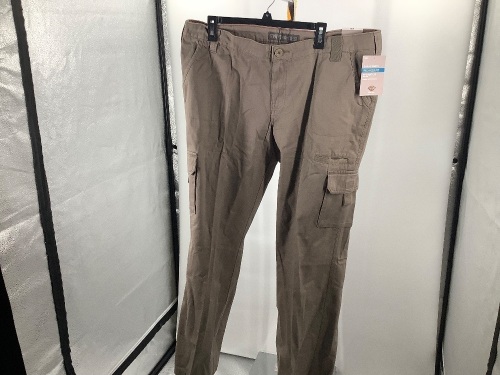 Dickies Women's Pants, 18, Appears New - Lot 416