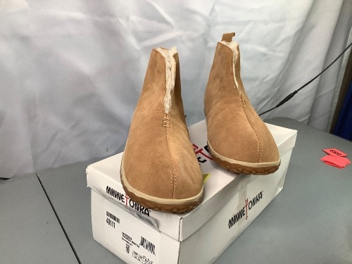 Minnetonka Men's 10, Appears New - Lot 729