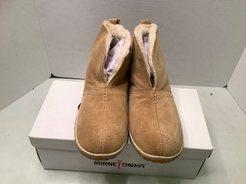Minnetonka Pile Lined Boot Slipper, 9, Appears New - Lot 1004a