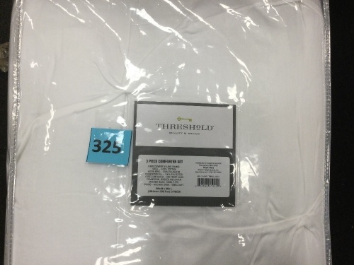Threshold 3 Piece Comforter Set, Queen Size, White, Appears New - Lot 325