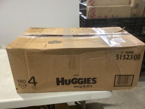 Huggies Snug & Dry Baby Diapers, Size 4, 180 ct - Lot 619