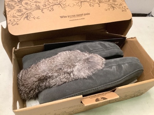 Manitobah Fur Trim Suede Moccasion, Size, L9, Appears New - Lot 160