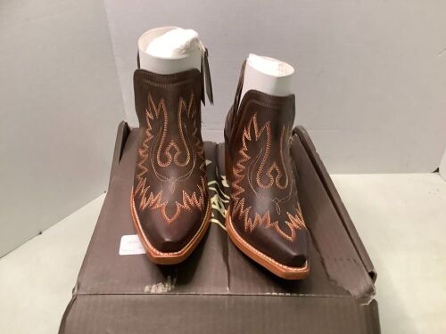 Ariat Women's Dixon Boots, 6.5, Appears New - Lot 173