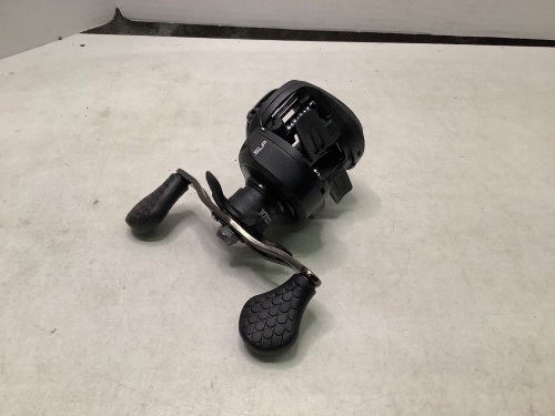 Lew's Custom XP Baitcast Reel, Appears New - Lot 413