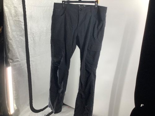 Under Armour Men's Pants, 38x32, Appears New - Lot 639