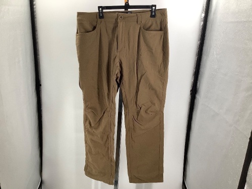 Under Armour Men's Pants, 38x32, Appears New - Lot 650