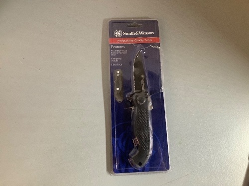 Smith & Wesson Tactical Knife, Ecommerce Return - Lot 789