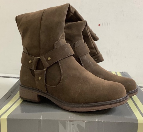 Natural Reflections Elantra Boot For Women, Size 6.5M, Appears New - Lot 279
