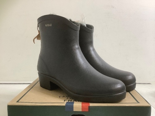 Aiger Depuis Boots, Size 6, Appears New - Lot 461