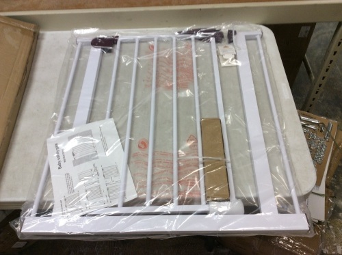 Baby Safety Gate - Appears New - Lot 572