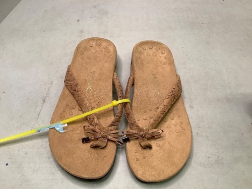 Vionic Women's Sandals, 8, Appears New - Lot 338