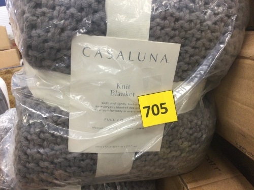 Medium Weight Chunky Knit Blanket - Lot 705