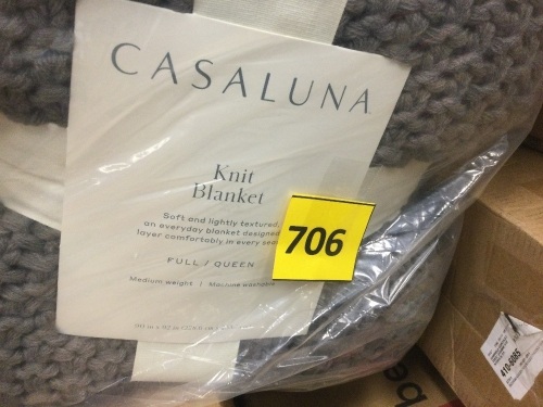 Medium Weight Chunky Knit Blanket - Lot 706
