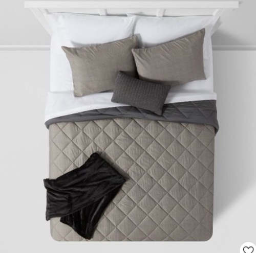 Room Essentials, 5 Piece Reversible Comfortable Set, Gray - Lot 169