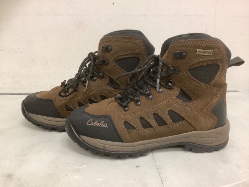 Hiking Boots, Size 9M, E-Commerce Return - Lot 597