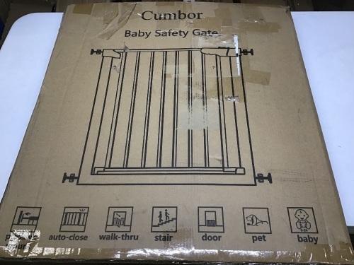 Auto Close Baby Safety Gate. Appears New - Lot 673