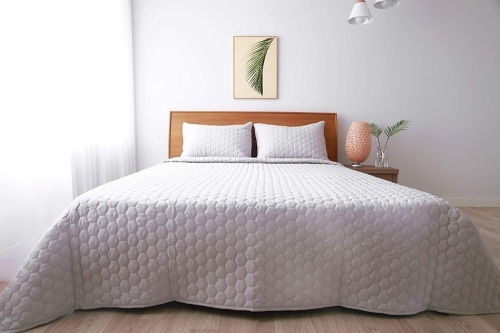 Comfyday Hexagon Stitch Quilt Bedding Set, King Size Lightweight Quilt & 2 Shams, Grey - Appears New  - Lot 3255