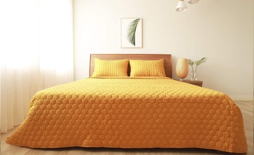 Comfyday Hexagon Stitch Quilt Bedding Set, King Size Lightweight Quilt & 2 Shams, Yellow - Appears New  - Lot 3259