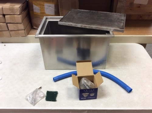 Vevor Drop In Ice Chest with Cover, Drain Pipe, and Drain Plug - E-Comm Return, Appears New with Minor Cosmetic Damage  - Lot 546