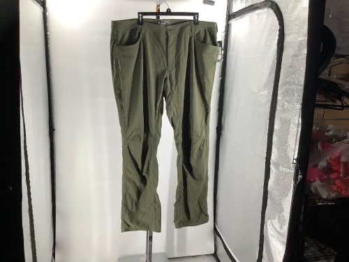 Under Armour Men's Pant,s 44x34, Appears New - Lot 542