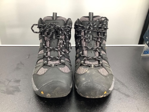 Keen Mens' Hiking Boots, 10, Dirty, Ecommerce Return - Lot 608