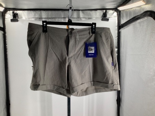 Huk Women's Day Short, XL, Appears New - Lot 657