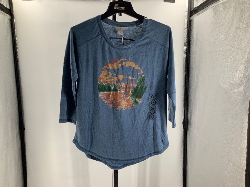 Ascend Women's Shirt, Medium, Appears New - Lot 458