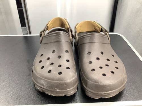 Crocs, Men's 11, Dirty, Ecommerce Return - Lot 305