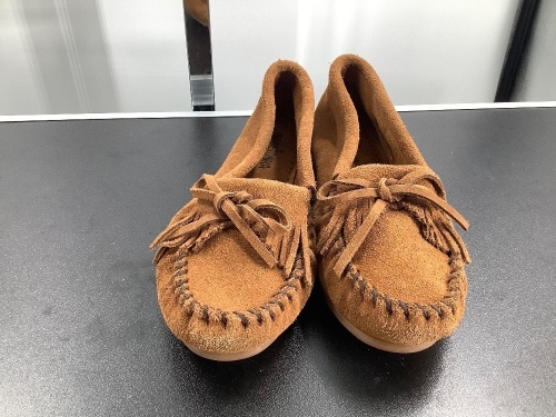 Minnetonka Women's Slippers, 9, Appears New - Lot 318