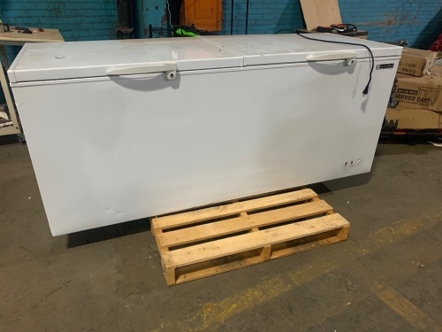 Maxx Cold MXSH23.6SHC Extra Large Chest Freezer 23.6 Cu ft. Storage 79" W. Does Not Get Cold. For Repair - Lot 184