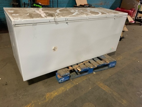 Uniflow UNFL23.6SHC Chest Freezer. Does not get cold. For repair or parts - Lot 204