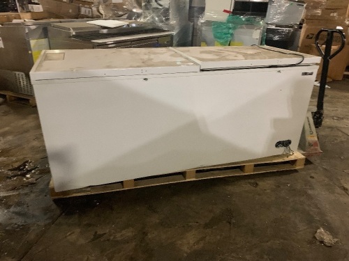 Berg 23.6 cu ft Split Top Chest Freezer 78 3/4″W - Does Not Get Cold, For Repair or Parts  - Lot 419