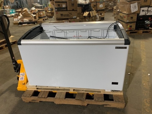 9.96 Cu ft Curved Glass Top Chest Freezer Display. Broken Glass Top. Works - Lot 92