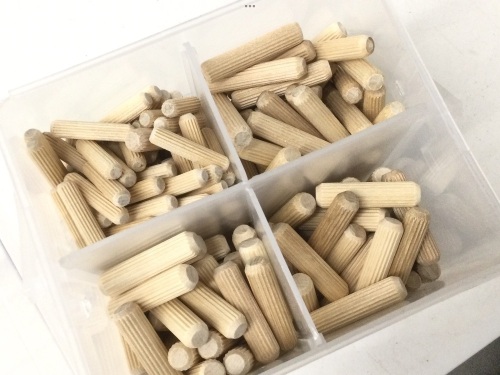 400-Piece Fluted Dowel Pin Variety Bucket with 1/4, 5/16, and 3/8-inch Woodworking Dowels,Appears new - Lot 978