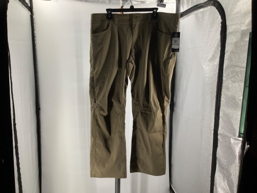 Under Armour Men's Pant's 42/30, Appears New - Lot 199
