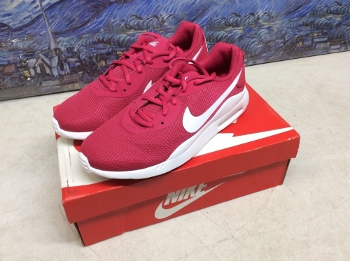 Nike Women's Air Max Oketo Sneakers, Size 9 - Appear New  - Lot 104