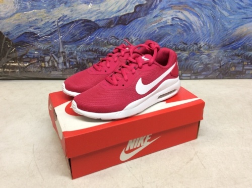 Nike Women's Air Max Oketo Sneakers, Size 6 - Appear New  - Lot 299