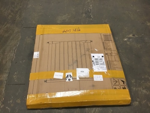 Baby Gate - E-Comm Return, Appears New - Lot 586