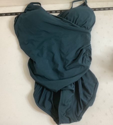 Carrie Underwood Swim Suit, Size 14, Appears New - Lot 701