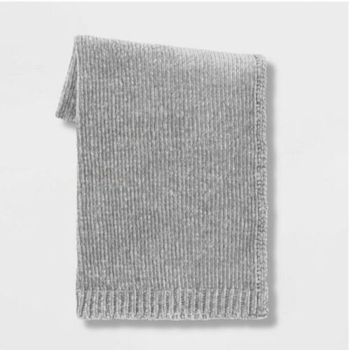 Case of (4) 50"x60" Shiny Chenille Throw Blankets - Lot 992