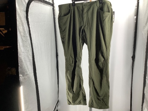 Under Armour Men's Pants, 44/34, Appears New - Lot 182