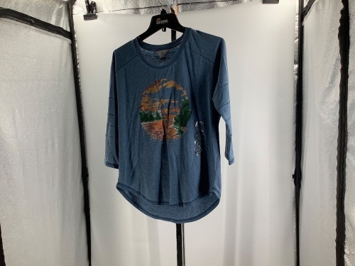 Ascend Women's Shirt, Medium, Appears New - Lot 531