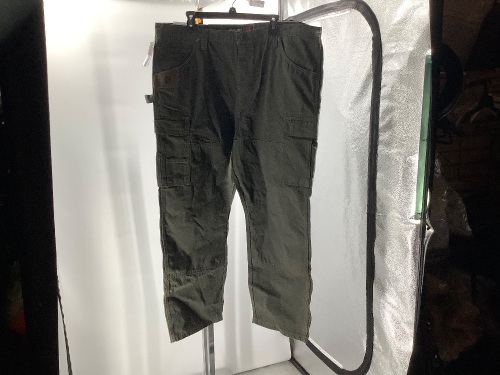 Wrangler, Mens Work Pant, 43x30, Appears New  - Lot 556
