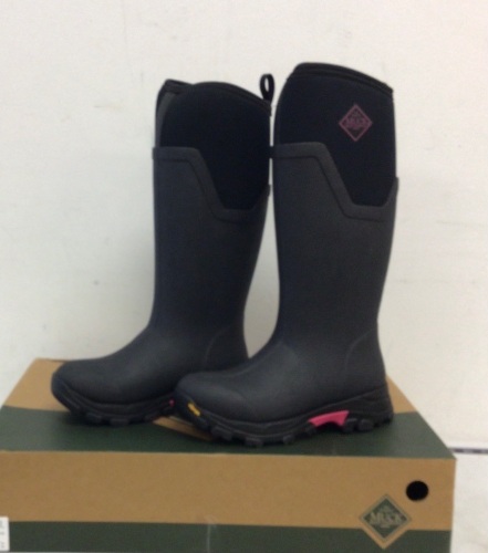 Muck Boot Co Womens Boots, 7, Appears new - Lot 77