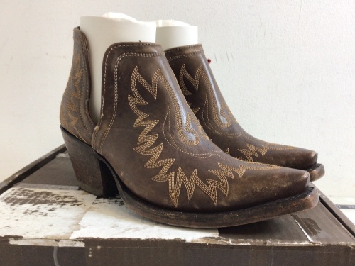 Ariat Womens Boots, 7B, E-Commerce Return - Lot 969