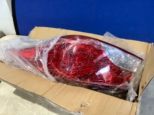 Right Side Outer Body Mounted Tail Light fort Hyundai Elantra 2011-2013 - Lot 1179