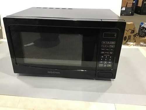 Insignia™ - 0.7 Cu. Ft. Compact Microwave - Black  - Lot 658