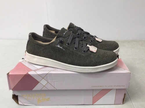 Skechers Womens Shoes, 8, Appears new, Retail 31.99 - Lot 294